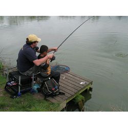 Che Playing his first Carp