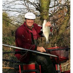 Match Winner Bob Nudd with one of the bonus Bream caught