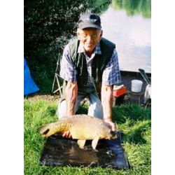 Ray Hingham demonstrating a great technique for holding fish low over a mat whilst taking pictures